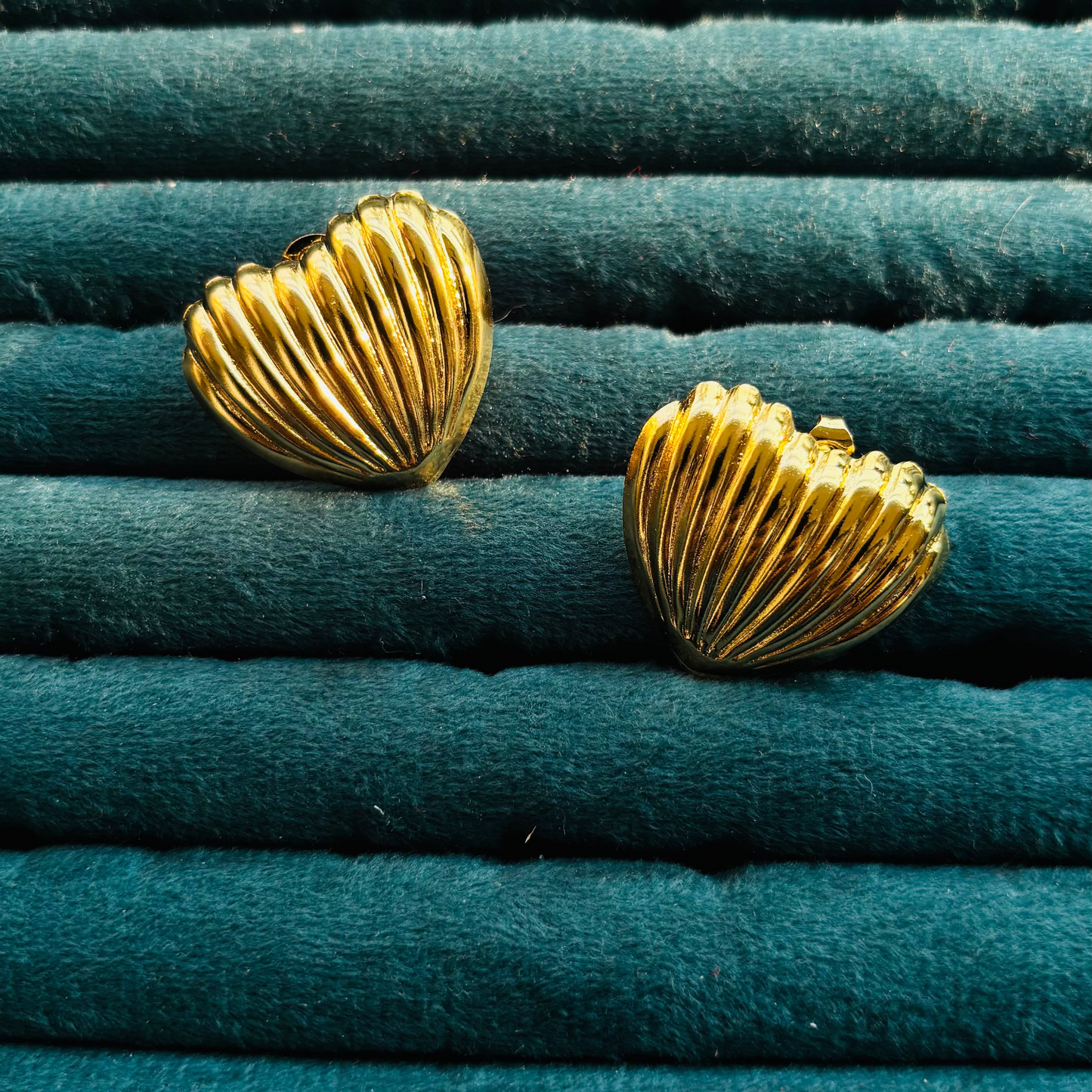 Heart studs golden