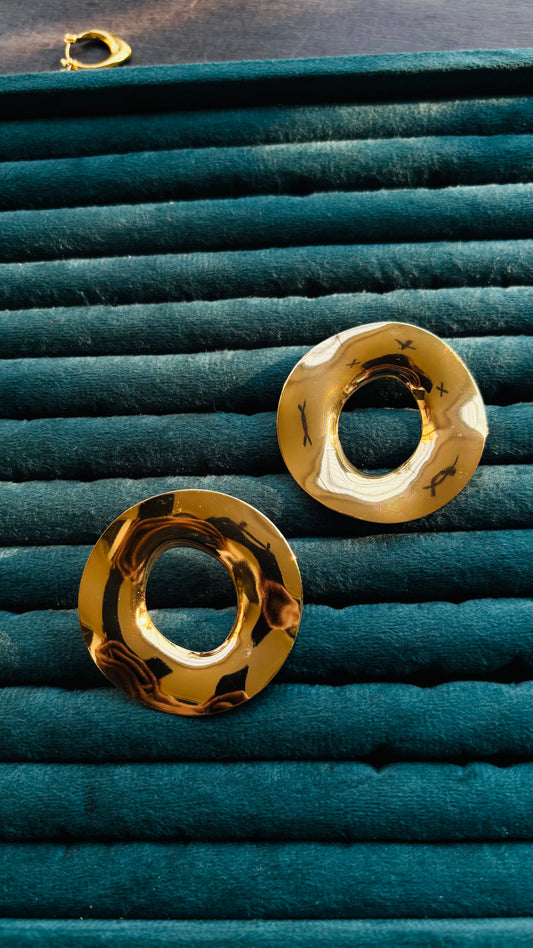 Round earrings studs