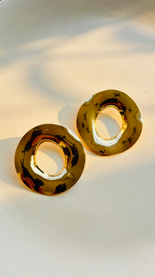Round earrings studs