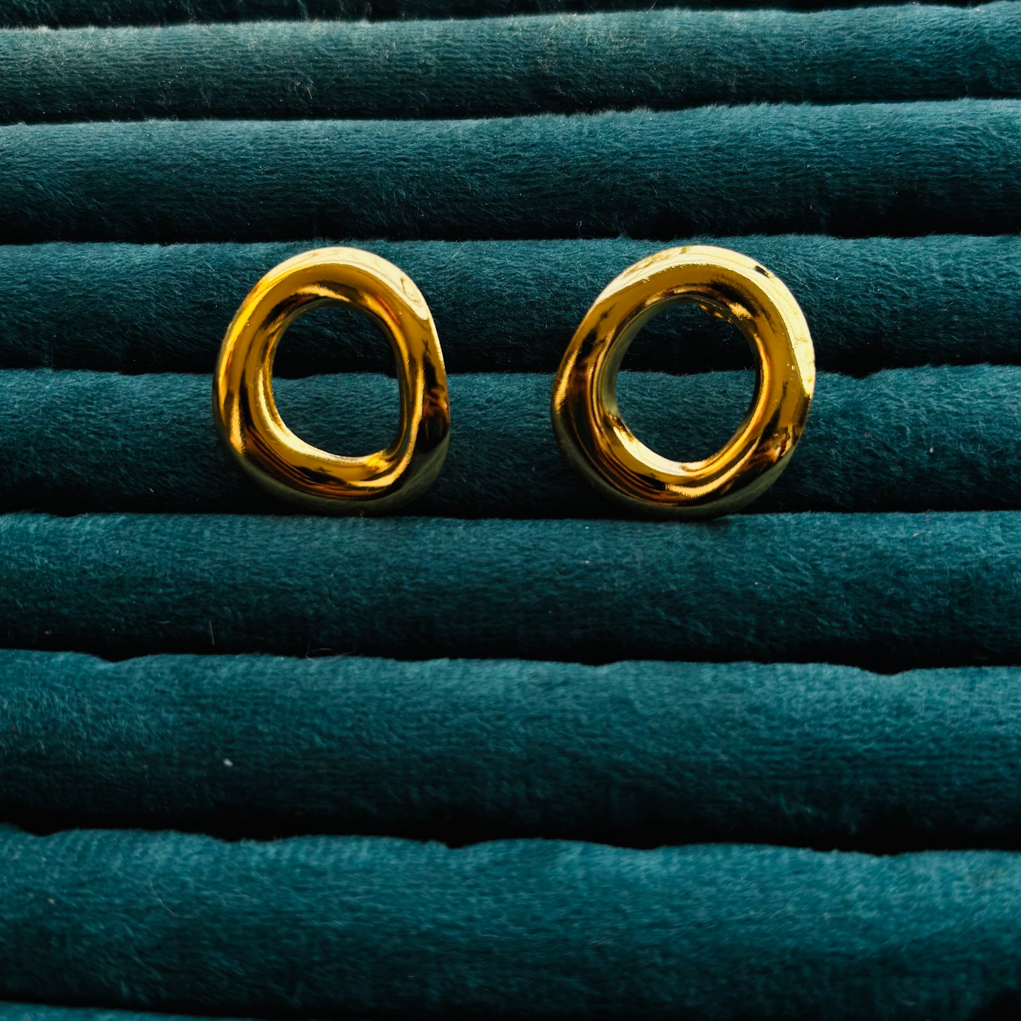 Round earrings