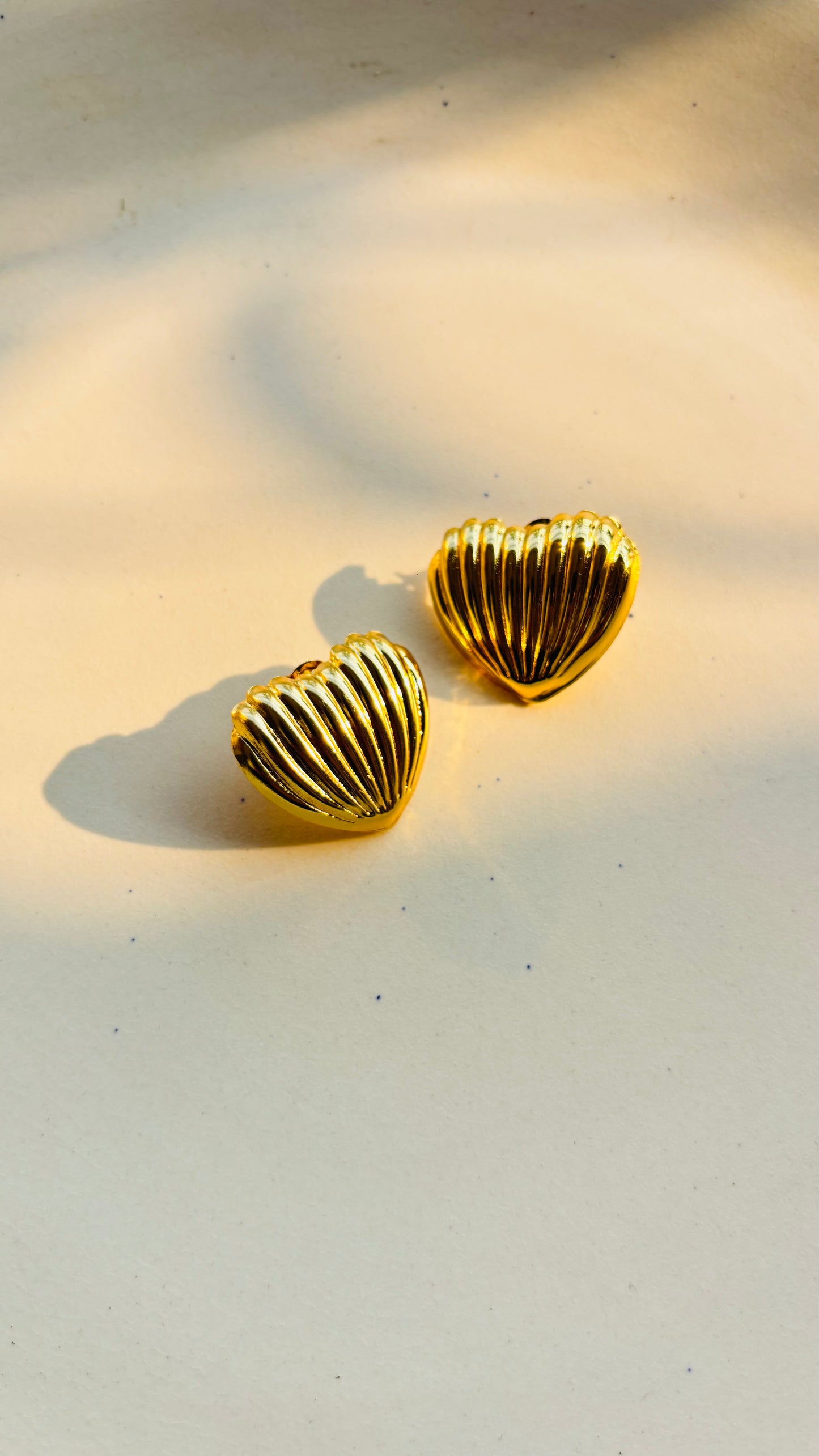Heart studs golden
